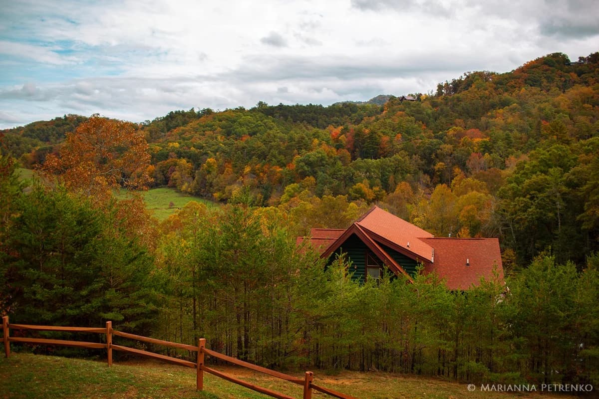 Autumn foliage and mountain views surrounding a cabin near the Smoky Mountains at Moose Hollow Lodge in Pigeon Forge