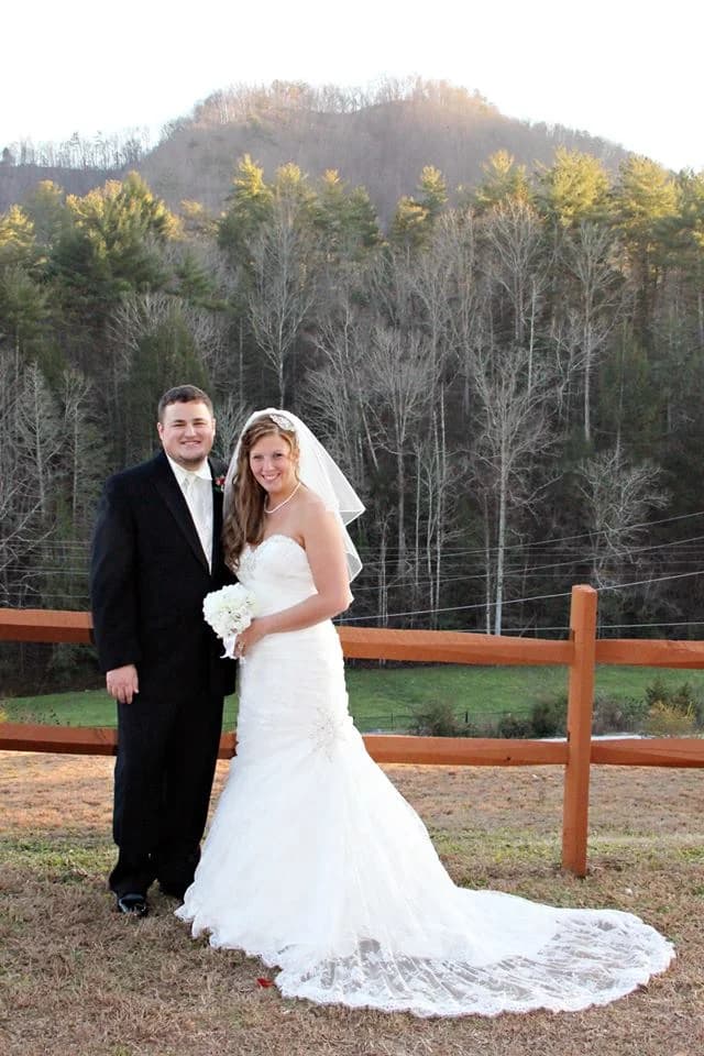 Outdoor wedding photo with mountain views at Moose Hollow Lodge in Pigeon Forge near Dollywood and Smoky Mountains